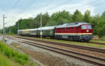 132 109 hat mit ihrem Sonderzug am 19.06.16 bereits die Strecke Bitterfeld-Wittenberg verlassen und ist nun ab Burgkemnitz auf der ehemaligen Anschlussbahn Richtung Zschornewitz unterwegs.