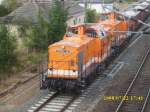 Von der Bergener Fussgngerbrcke kann man Wunderbar Ein-und Ausfahrende Zge ablichten.So auch am 22.07.2008 als ich wieder den Kreidezug aus Klementelvitz mit den beiden LOCON-Loks 215 und 216 bei der Einfahrt in Bergen/Rgen traf.