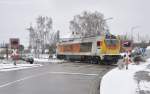 LOCON401 (92 80 1264 005-0 D-DKW) am 09.02.2013 in Neumarkt/Opf. auf einem Bahnbergang zum Anschlussgleis von Max-Bgl