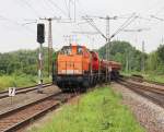Dieser lange Schüttgut-Wagen-Zug wurde von drei Klein-Dieselloks bespannt. Vorne brüllten 214 003-6 (Locon 213) und 214 004-4 während am Zugschluss noch 203 124-3 nachschob. Aufgenommen am 04.07.2013 in Leipzig-Thekla.