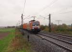 Nieselregen und Nebel am 16.10.15 in Neu-Ulm. E189 820 kam mit einem Containerzug.