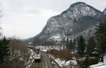 Von der Straßenbrücke  Bahnhofstraße  in Flintsbach wurden Lokomotion 186 102 nebst 186 103 aufgenommen.