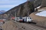 186 248 zieht mit einer Schwestermaschine einen KLV-Zug am 10.03.2012 bei Wolfdie Brenner Nordrampe hinauf, whrend 139 213 am Ende eines abwrts fahrenden Lokzuges hngt.