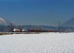 185 666 + 185 662 mit einem Schrottzug am 28.12.2011 unterwegs bei Terfens.