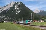 186 247 und 186 139 mit einem wegen Bauarbeiten im Inntal umgeleiteten Autozug am 17.08.2014 bei Scharnitz.