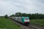 Eine 186 247-3 (vorne) und eine unbekannte (hinten) in Hilperting am 31.05.2015 