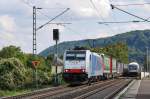 Fast hätte der IC die 186 106 von Lokomotion zugefahren, die einen LKW-Zug Richtung Köln zog.