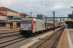 Nachschuss auf Lomo/Komiverkehr 185 664-0, welche am 28.08.2015 am Zugende von RoLa 43848 (Trento - Regensburg Ost) vom Zebra 139 213-3 hing und hier durch den Hauptbahnhof von Regensburg in Richtung Zielbahnhof fuhr.