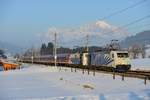 Wenige Minuten später kam D 13187 von Hamburg HBF nach Schwarzach St. Veit durch Fieberbrunn gefahren. Geführt wurde dieser Turnuszug von 185 662 und 139 133, zur Enttäuschung der anwesenden Eisenbahnfreunde war die Drehstromlok führend. Im Hintergrund das Bergmassiv des Wilden Kaisers.