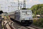 Lokomotion 663 (185 663-2) durchfährt mit einem Autoreisezug Recklinghausen Hbf.