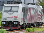 Die Elektrolokomotive 185 666-5 von Lokomotion war Ende Mai 2019 am Duisburger Hauptbahnhof abgestellt.