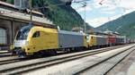 Siemens Dispolok ES 64 U2-048 (182 548) und ES 64 F4-XXX (189 XXX), vermietet an Lokomotion, sind mit einem KLV-Zug stromlos unter die italienische Fahrleitung gerollt (Bahnhof Brennero/Brenner,