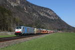 186 259 & 193 777 waren mit einem Autozug am 21. April 2021 bei Niederaudorf im Inntal in Richtung Innsbruck unterwegs.