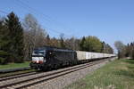 193 662 mit einem Containerzug aus München kommend am 21. April 2021 bei Brannenburg im Inntal.