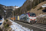 193 773 und 189 902 sind bei St. Jodok am Brenner bergwärts unterwegs, aufgenommen am 13.02.2023.