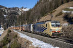 193 777 und 189 905 sind bei St. Jodok am Brenner bergwärts unterwegs, aufgenommen am 14.02.2023.
