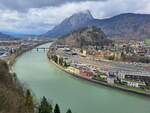 Kufstein Bahnhof am 3 April von der Festung aus gesehen Richtung Innsbruck. Dort hinten wird noch etwas rangiert und kurz geparkt bevor es wieder weitergeht.