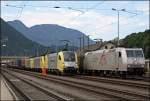 Lokomotionpower in Kufstein: ES64U2-037, E189 926RT und E189 912RT haben mit ihrem Kombizug den Grenzbahnhof Kufstein erreicht. Auf dem Nebengleis wartet 185 537 mit ihrem Gz auf die Weiterfahrt. (10.07.2008)