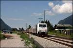 185 666 “RedZebra” ist beim Kloster Raisach mit einem KLV-Zug in Richtung Italien unterwegs. (05.08.2009)

