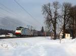 Die 186 101 und die 186 285 mit einem KLV-Zug am 11.02.2012 unterwegs bei Brixlegg.