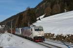 185 666 + 185 662 mit einem Schrottzug am 28.12.2011 unterwegs bei Wolf am Brenner.