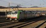 486 510-1 der BLS (angemietet von Lokomotion) und 186 102-0 von LM stehen am 12.1.2014 mit einem KLV kurz vor Sonnenuntergang im Bahnhof Kufstein, nebenan steht 189 936-8 von TXL und wartet ebenfalls auf die Ausfahrt mit einem KLV Richtung Italien.