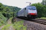 Lokomotion 186 106 mit Containerzug in Fahrtrichtung Norden. Aufgenommen am Loreleyfelsen am 16.07.2014.