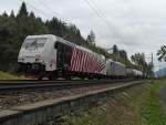 Aus Richtung Villach kommend befinden sich 185 666 von Lokomotion und eine RAILPOOL-Lok am 16.09.2014 auf der Fahrt Richtung Tarvisio (I) kurz vor dem Bahnhof von Arnoldstein.