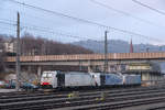 Lokomotion 186 443 + 186 440 + 186 110 zu abendlicher Stunde im Bahnhof Kufstein am 11. Dezember 2016.