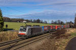 186 282 von Lokomotion fährt mit dem Winner-KLV bei Großkarolinenfeld in Richtung Kufstein, aufgenommen am 14. Dezember 2016.