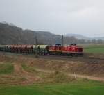 V 85 (SLB) und V100-122 (Lappwaldbahn) am Ende des Schotterzuges, gezogen von 50 3708