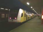 Metronom-Zug am Abend des 19.12.2003 in Hamburg-Altona.
Dieser Zug ist in Sachen Komfort und Service den ehemaligen RE-Zgen der Deutschen Bahn weit berlegen. Jede Fahrt ist ein Genuss. 