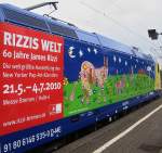 Detailaufnahme der Rizzi Lok. Es ist Werbung fr die Ausstellung  60 Jahre James Rizzi  in Bremen und eine Darstellung der Bremer Stadtmusikanten von James Rizzi. Gesehen am 20. Mai 2010 in Hamburg - Harburg.