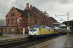 146 532-7 steht am 28.08.10 mit dem MEr36618 nach Tostedt bei einem krftigen Regenschauer in Hamburg-Harburg und wartet auf die Abfahrt.