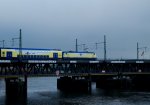 Himmel, Eisenbahnbrcke und Wolken sind zu sehen, Wind, Schiffe und Lagerhuser nicht. Kurz vor Beginn des groen Regens: Metronom kurz vor der Einfahrt in Hamburg Hbf. (20.10.2011) 