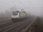 Eine sehr gedmpfte Akustik hatte der dichte Nebel zur Folge. 146 533 kommt soeben mit MEr 81914 (Hamburg Hbf - Bremen Hbf) in den Bahnhof Scheeel geschnurrt. (24.11.2012)