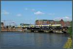 146-15 rollt mit dem Metronom 81964 nach Tostedt ber die Oberhafenbrcke in Hamburg.