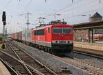 155 249-6 der MEG durchfährt mit Containerzug den Bremer Hauptbahnhof.