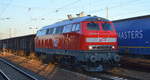 MEG - Mitteldeutsche Eisenbahn GmbH, Schkopau mit  218 467-9  (NVR:  92 80 1218 467-9 D-MEG ) und einem Ganzzug offener Drehgestell-Güterwagen mit Kies/Sand  am 02.03.21 Durchfahrt BF. Flughafen BER Terminal 5.