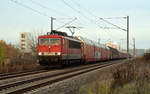 Während der Sperrung des Hallenser Hbf wurde ein Teil des sonst über Köthen verkehrenden Güterverkehrs über Dessau und Bitterfeld umgeleitet. Am Morgen des 22.11.16 rollt MEG 705(155 196) mit einem Autozug durch Greppin Richtung Bitterfeld.