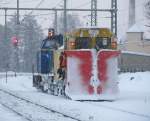 V 1203 (202 725-8) der Mittelweserbahn ist am 3. Januar 2011 mit dem Kronacher Schneepflug von einer Rumfahrt aus dem Frankenwald nach Kronach zurckgekehrt und rangiert nun auf Gleis 6 um dort abgestellt zu werden.