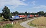 MWB 182 911 ist mit der als Wagen eingereihten unbekannten EVB 420 und einem Containerzug am 30.06.15 in Langwedel auf dem Weg in Richtung Bremen.