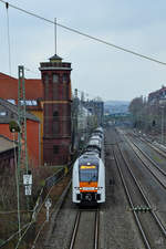 Der Elektrotriebzug 462 027 war Mitte März 2021 als RE4 nach Aachen Hbf in Wuppertal-Unterbarmen unterwegs.