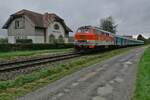 218 117-0 der NeSA mit den Wagen des Radexpress und Ausflugzug SVG 26771, Singen (Htw) - Ulm, am Gebäude des ehemaligen Bahnhofs von Birnau-Maurach (01.10.2022)