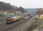 V100 1041 der NeSa zieht am 17. November 2013 einen Bauzug durch Kronach in Richtung Lichtenfels.