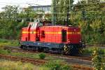 Am 13.10.2013 fährt die 1965 von Deutz gebaute DG 1000 BBM der Neusser Eisenbahn noch mit der ursprünglichen Lok-Nummer IV durch den Neusser Hauptbahnhof