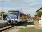 VT 014 (650 546-4) der Niederbarnimer Eisenbahn als RB 36 nach Frankfurt (O) im Bahnhof Storkow (Mark) des 22. März 2017.

Einige Worte zum Standort bei der Erstellung des Bildes.

Hierzu muss man wissen, dass der im Bild zu erkennende Bahnsteig vor ca. einem Jahr erstellt wurde.
Im Bild rechts ist der alte Bahnhof zu erkennen. Um zu der Straße vor den Bahnhof (mit Haltestellen für ÖPNV) zu kommen bleibt nur der Weg vom Bahnsteig über die Schienen vom Gleis 1 zur Straße. 
Dieser Übergang ist auf folgenden Bild  http://www.storkower-wbg.de/images/storkower-wbg-storkow-bahnhof-02.jpg
im  Hintergrund zu erkennen
