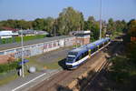 VT 738 der NEB fährt auf seinem Weg nach Berlin Ostkreuz in den ehemaligen Bahnhof Seefeld Mark ein. Von dem Bahnhof an der Wriezener Bahn ist heute nicht mehr viel mehr übrig als ein Haltepunkt. Auf der Betriebsstelle gab es früher ein Anschlussgleis zum Großtanklager. Auch diese Zeiten sind leider vorbei. Im Hintergrund steht das unbesetzte Stellwerk B2. 29.09.2017