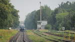 Auf der RB54 des VBB war am 09. August 632 029 der NEB eingesetzt, um die Fahrgäste von Berlin oder Löwenberg nach Rheinsberg (Mark) zu befördern.

Hier kommt eben dieser als RB 61195 aus Löwenberg mit 10 min Verspätung.
Im Hintergrund ist noch das Flügelsignal hinter dem Zug erkennbar, was die Einfahrt nach Rheinsberg signalisiert, ebenso das besetzte mech. Stellwerk.

Rheinsberg, der 09.08.2020