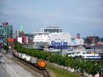 Ziemlich schmächtig im Vergleich zur Stena Line-Fähre wirkt die G 1206 der northrail, die am 27.05.2011 entlang der Kaistraße in Kiel mit einem Güterzug unterwegs ist